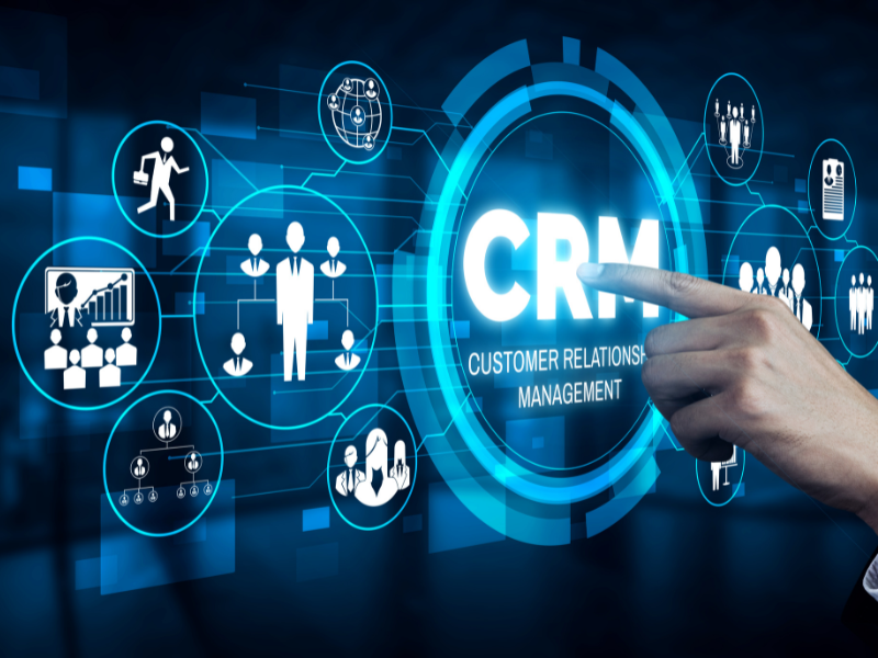 schermo virtuale con mano che clicca la scritta crm 